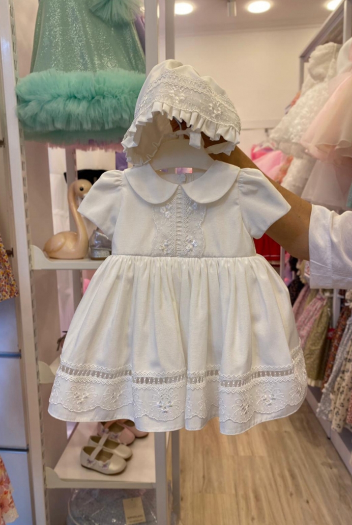 Beyaz Bebe Yaka Şapkalı Bebek Elbise