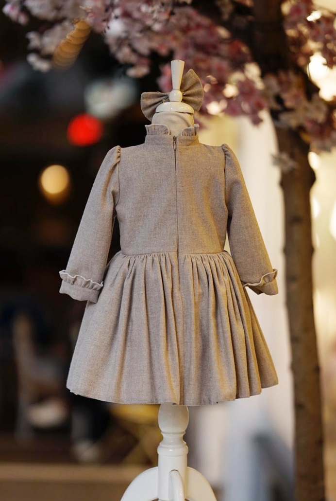 Kahve Çiçek Detay Uzun Kol Çocuk Elbisesi ve Tokası