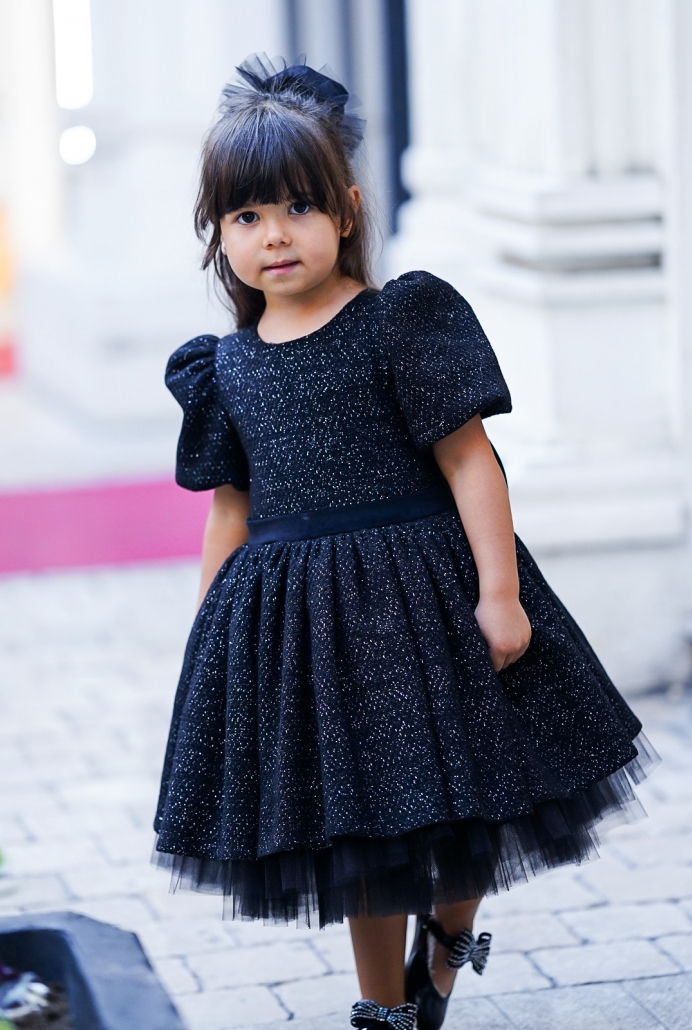 Siyah Simli Kumaş Arka Fiyonk Detay Çocuk Elbise ve Tokası